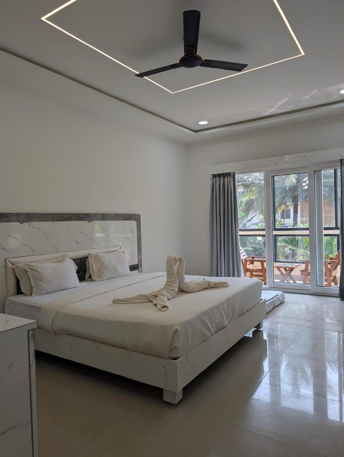 Shaan Coco Palms Beach Resort Morjim Exterior photo